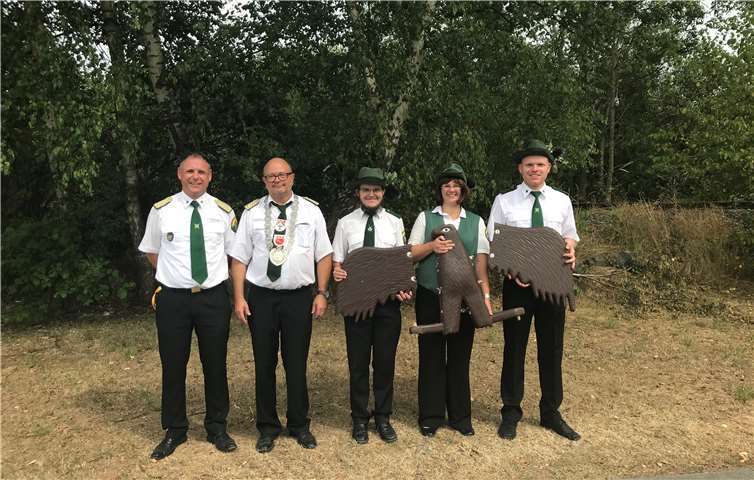 V.l.: Erster Vorsitzender Sascha Vohl, amtierender Schützenkönig Hans-Jörg Hoffmann, Zweiter Ritter Dominique Kolbe, Schützenkönigin Karina Dreser, Erster Ritter Martin Enders.privat