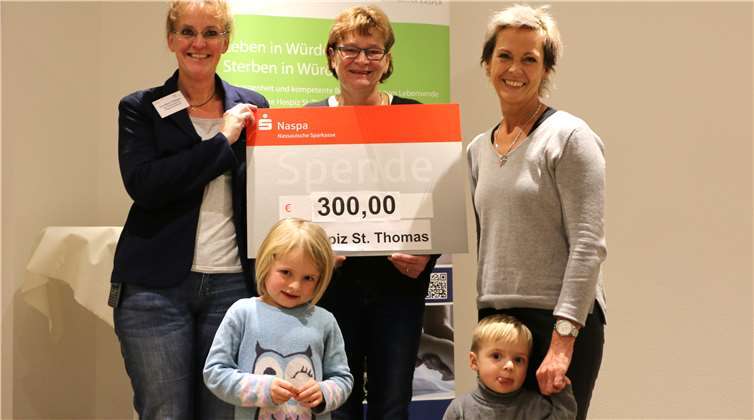 (V.l.) Eva-Maria Hebgen (Leiterin Hospiz St. Thomas), Angelika Born sowie Antje Dorsch mir ihren Enkeln. Katharina Kasper Gruppe