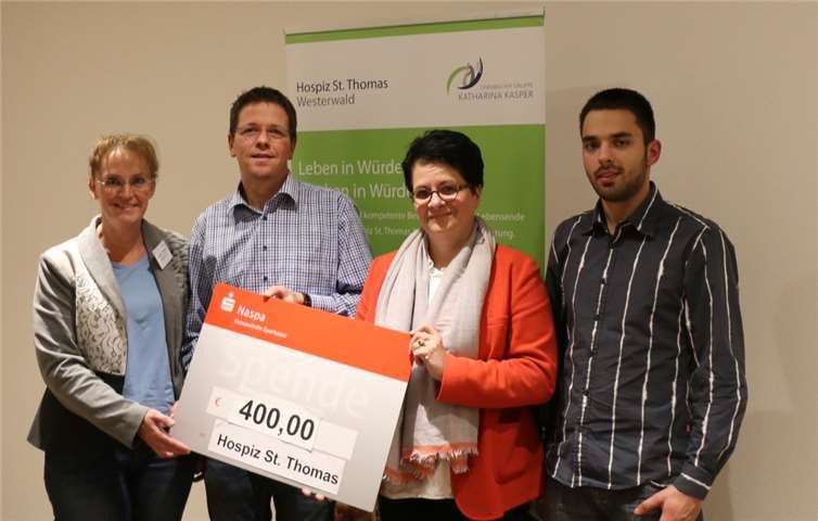 (V.l.) Eva-Maria Hebgen (Leiterin Hospiz St. Thomas), Thomas Klees (Musikverein Heiligenroth), Elisabeth Disteldorf (Geschäftsführerin Katharina Kasper HOSPIZ GmbH) und Dominik Lenz (Musikverein Heiligenroth) bei der Spendenübergabe im Hospiz St. Thomas. Katharina Kasper Gruppe