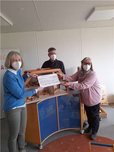 V.l.: Evelyn Schnabel, Ortsvorsteher von Heimerzheim Hermann Menth, KiGa-Leiterin Michaela Biermann. Foto: A. Eich