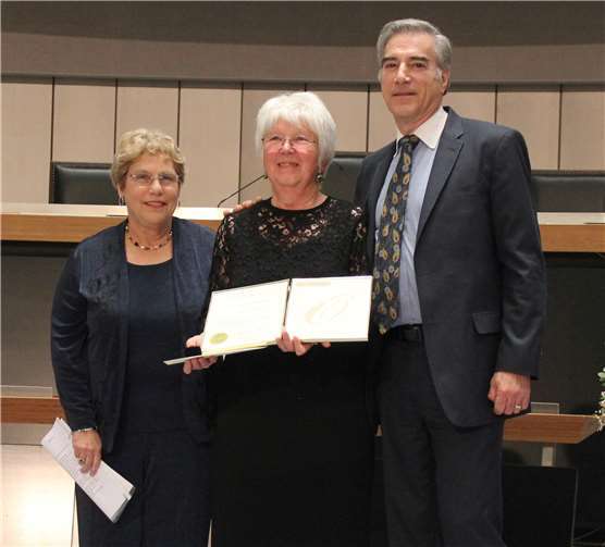 (V.l.:) Evelyne Herschler, USA, Brunhilde Stürmer, Harvey Berger, USA. Foto: Heimatverein