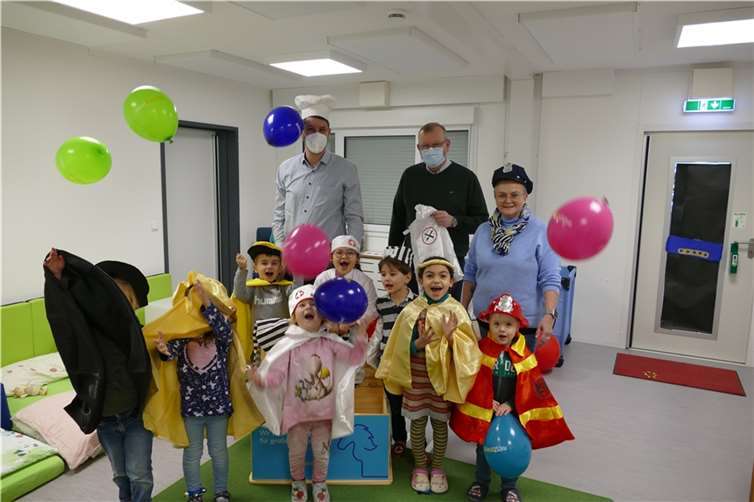 V.l.: Fabian Vocktmann, Regionalmanager bei Westenergie, Achim Juchem, Bürgermeister der Gemeinde Grafschaft und Margot Sonntag, Leiterin der Kindertagesstätte St. Hildegard freuen sich bei der Übergabe der Westenergie Theaterkiste in Grafschaft-Ringen. (Foto: Philippe Siegburger, Westenergie). Foto: Westenergie AG