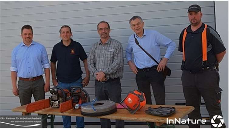 V.l.: Fachkraft für Arbeitssicherheit Jens Mitzinger, Sicherheitsbeauftragter der VG Puderbach Benjamin Skupin, Ortsbürgermeister von Linkenbach Achim Hoffmann, Peter Schnalke von der Unfallkasse Rheinland-Pfalz und Forstarbeiter Timo Runkel. Privat
