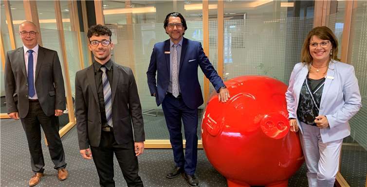 V.l.: Filialleiter Herbert Hürter (l.) freut sich mit dem Auszubildenden Mustafa Mustafa, Kundenberater Michelangelo Murgia und Serviceberaterin Marion Heuft, dass eine Sparkassen-Kundin vor größerem Schaden bewahrt werden konnte.Foto: privat