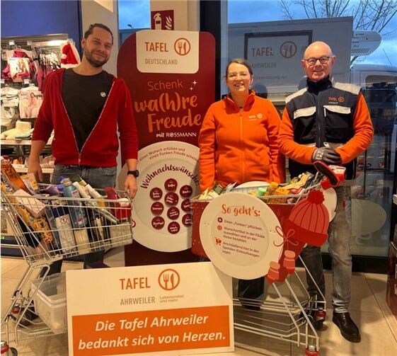 V.l.: Filialleiter Herr Spatz, Laura Dedenbach und Uwe Schüller bei der Spendenübergabe in der Ahrweiler Rossmann-Filiale. Foto: Azra Becar