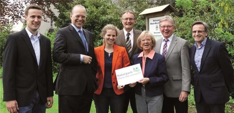 (V.l.) Florian Fark (Touristik-Verband Wiedtal e.V.), Fürst zu Wied (Vorsitzender Naturpark Rhein-Westerwald), Dr. Friedericke Weber (Geschäftsführerin Naturpark Rhein-Westerwald), Landrat Rainer Kaul (stellvertretender Vorsitzender Naturpark Rhein-Westerwald), Roswitha Schulte (Ortsbürgermeisterin Breitscheid), Werner Grüber (Bürgermeister Verbandsgemeinde Waldbreitbach), Karl Willi Engels (Ortsbürgermeister Waldbreitbach).  Privat