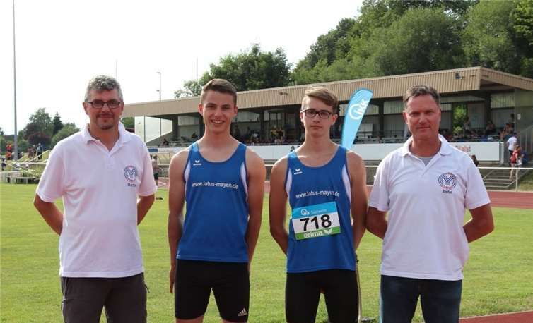 (V.l.) Florian Jüngermann und Leon Mürtz gemeinsam mit ihren Trainern Martin Jüngermann (links) und Stefan Schon (rechts).privat