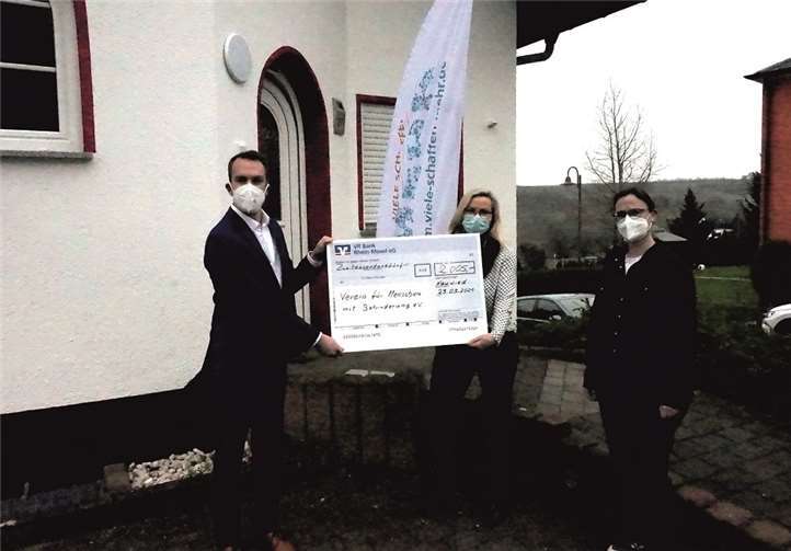 V.l.: Florian Kütt, Marketing und Öffentlichkeitsarbeit der VR Bank Rhein-Mosel; Silvia Kuhn, Vorstand des Vereins für Menschen mit Behinderung e.V.; Sandra Schunk, Angebotskoordinatorin des Vereins für Menschen mit Behinderung e.V.Foto: VRBRM