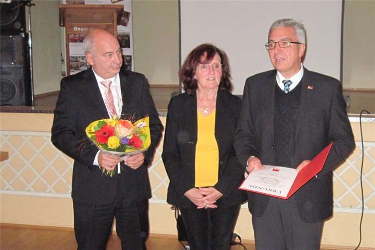 V.l.: Frank Ackermann (stellv. Vors. SPD-OV Bad Ems), Ursula Mogg (1. Vors. SPD-OV Bad Ems – geehrt für 40 Jahre Mitgliedschaft), Roger Lewentz (SPD-Landesvorsitzender). privat