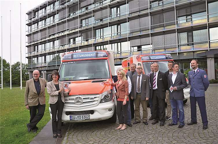 V.l. Frank H. Riebandt, Ärztlicher Leiter des Rettungsdienstes, Kreisdirektorin Annerose Heinze, Nadja Geilhausen, Mitarbeiterin Rettungswesen des Rhein-Sieg-Kreises, Herbert Arendt, Sachgebietsleiter Rettungswesen, Uwe Kerper, Abteilungsleiter Rettungswesen, Rainer Dahm, Leiter des Amtes Bevölkerungsschutz, mit Vertretern der Hilfsorganisationen MHD, DRK, JUH. privat