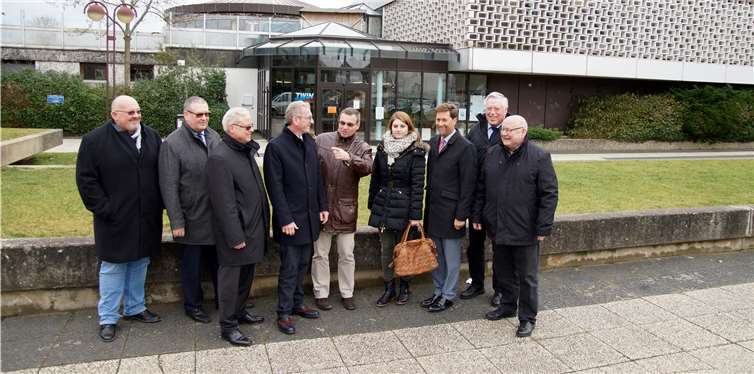 V.l. Frank Jeu, Peter Bewald, Christoph Kiel, Guido Orten, Horst Dies, Aileen Odenkirchen, Detlef Odenkirchen, Gert Faul und Dieter Brand besuchen den alten und neuen Standort des Twin.Privat