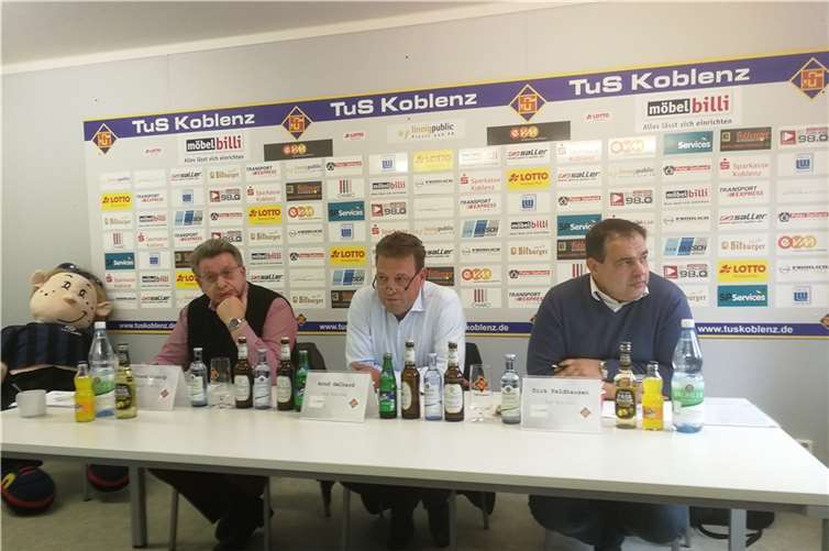 (Vl.) Frank Linnig, Arnd Gelhard, Präsident der TuS Koblenz, und Dirk Feldhausen bei der heutigen Pressekonferenz. Foto: TuS Koblenz