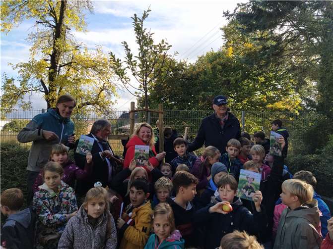 V.l.: Frank Scheer (Naturpark Rheinland), Martin Pflaum (LVR), Nicole Jaax (Schulleitung), Bürgermeister Ludger Banken. Fotos: Naturpark Rheinland