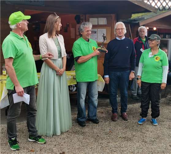 V.l.: Frank Schruhl, Brunnenkönigin Elena I., Turniersieger Uwe Striegel, Peter Backes, Walter Bremicker (im Hintergrund) und Petra Kretschmann.