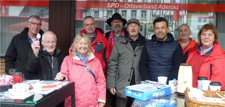 (V.l.) Frank Wisniewski, Detlef Staack, Erika Rebatschek, Volker Weiß, Hans-Dieter Kyrion, Helmut Nagelschmidt, Joni Kola, Rüdiger Larscheid, Christina Müller-Lettau. Foto: privat