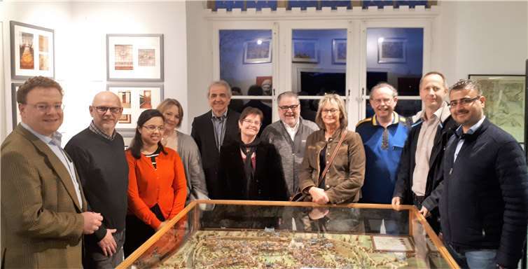 (V.l.) Franz Hermann Deres, Burkhard Kuhl, Sabrina Dittscheidt, Heike Busse-Prüfer, Hans-Werner Adams, Agnes Menacher (Heimatmuseum), Kurt Quarz, Silvia Mühl, Gregor Hoffmann, Markus Jüris und Jalal Kasouha im Sinziger Schloss. Foto: Privat