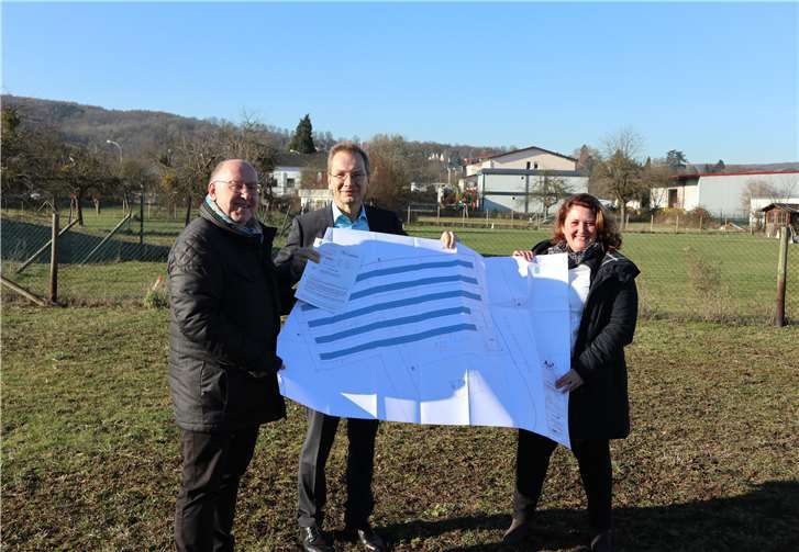 (V.l.) Franz Nürenberg , Stadtwerke, BM Andreas Geron und Silke Merz. Foto: Stadt Sinzig