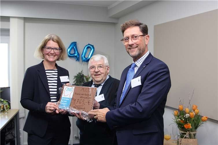 V.l. Frau Dr. Susanne Schäfer, Josef Niethen und Detlef Odenkirchen bei der Übergabe des symbolischen Schecks an die ZNS-Hannelore-Kohl-Stiftung in Bonn. Foto: MIT Mittelstands- und Wirtschaftsunion