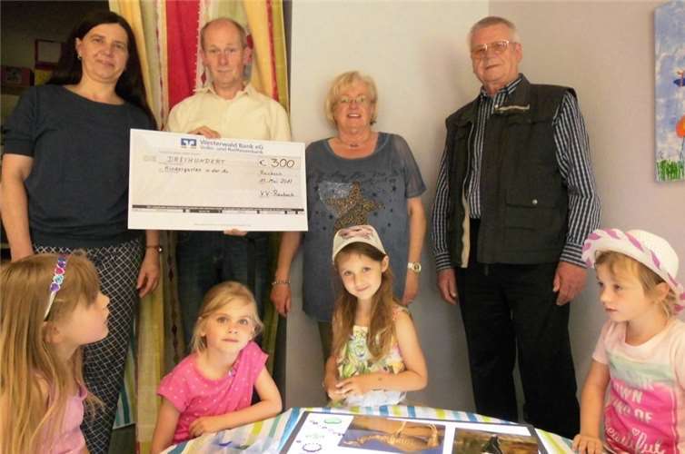 V.l.: Frau Dreser (Kindergartenleiterin), Marcus Bischoffberger (Geschäftsführer VVR), Annelie Baumgärtner (Erste Vorsitzende VVR), Günter Steube (Zweiter Vorsitzender VVR).Uwe Baumgärtner