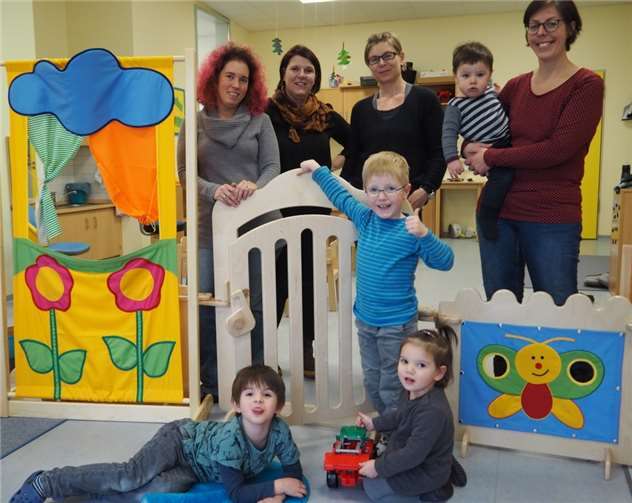 V.l.: Frau Graef, Kita-Leitung, sowie Frau Löwenstein, Frau Feld-Seel und Frau Schröer als Vertreter des Elternausschusses mit ihren Kindern vor einigen der neuen Spielgeräte.privat