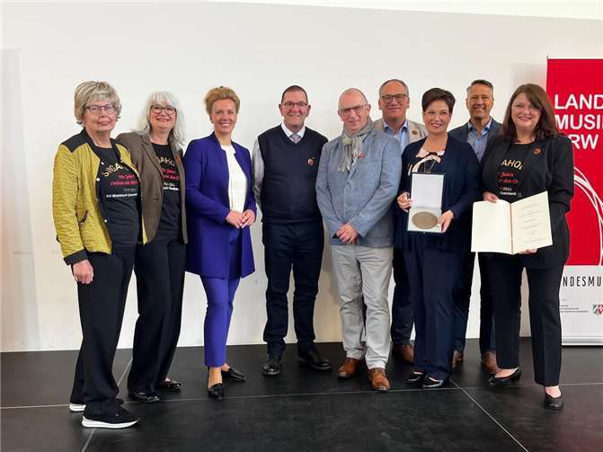 V.l.: Frau Kjerstine Schmitz (Kassiererin); Frau Manuela Bermes (Schriftführung); Frau Ina Brandes, Ministerin für Kultur und Wissenschaft des Landes Nordrhein-Westfalen; Herr Ralf Kläser; Herr Werner Breuer; Herr Lars Koch; Frau Yvonne Koch (2. Vorsitzende); Herr Alfons Gehlen (Chorleiter); Frau Olivia Eckhardt-Gehlen (Vorsitzende). Foto: privat