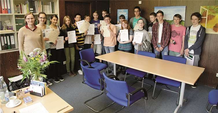 (V.l.) Frau v. Finckenstein, Amina Camo, Asli Keskin, Dina Roos, Son Tung Nguyen, Jonas Göbbels, Eric Klapper, Tim Kaiser, Janne Peters, Anna Börs, Nadine Laux, Max Kronenbürger, Richard Volk, Max Kronenbürger, Philipp Klein, Tobias Albrecht, Florian Heimann (fehlend: Pauline Fackeldey).  Privat