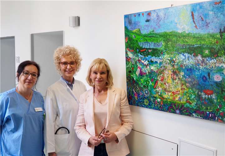 (V.l.) Freuen sich über die positive Ausstrahlung der farbenfrohen Bilder im KfH-Nierenzentrum Neuwied: Fachpflegekraft Branka Pfeiffer, Dr. Karin Mathieu-Koch (ärztliche Leiterin) und die Neuwieder Malerin Gudrun Vielmuth.Foto: KfH