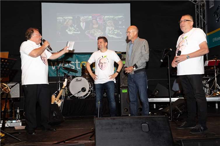 V.l. Friedel Groß, Bürgermeister Holger Jung, Altbürgermeister Bert Spilles und Willi Wittges-Stoelben beim offiziellen Abschied von Bert Spilles im Rahmen des Altstadtfestes 2022.