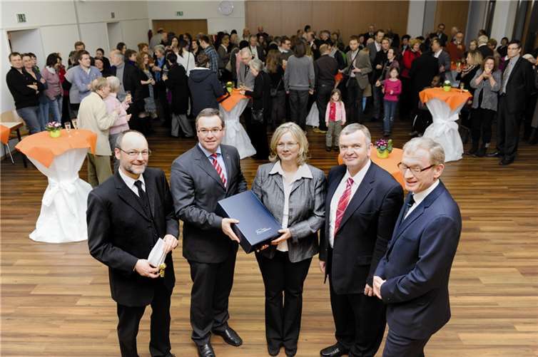 V.l.: Friedemann Bach, Horst Gies, Regina Meinhof, Dr. Wilfried Glabach und Bürgermeister Guido Orthen bei der Verabschiedung.IX