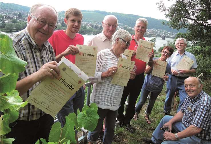 (V.l.) Friedhelm Pieper, Winzer Sebastian Lechner, Musch Jansen, Friedrich Blüml, Winfried Fusch, Danuta Schwiklinski, Gerd Mäder, Winzer Toni Reif.  BSB