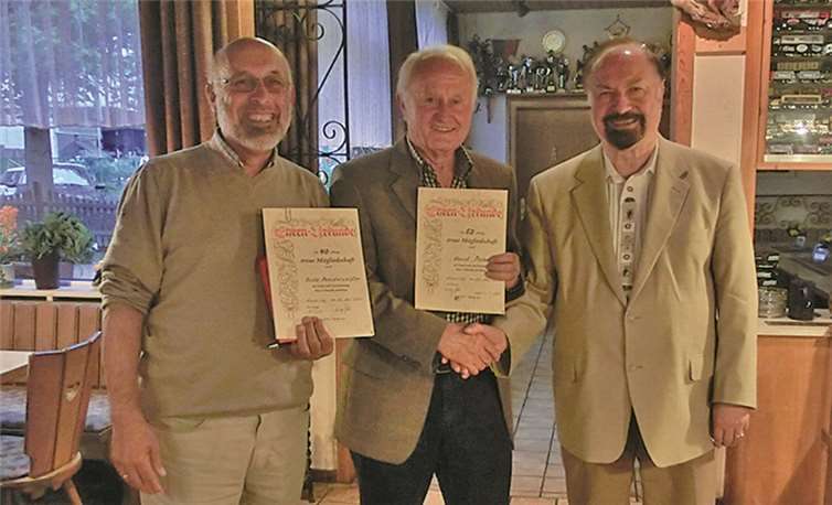 V.l. Friedrich Fensterseifer und Horst Peine wurden vom Ehrenvorsitzenden Dr. Ingo Stierle für langjährige Mitgliedschaft im Verein geehrt.Privat