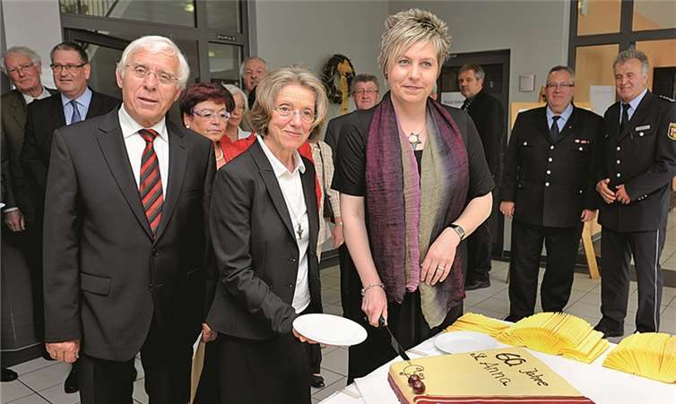 V.l.: Fritz Langenhorst, Schwester Helene Zimmer und Heimleiterin Christiane Krebs schneiden den Kuchen an.