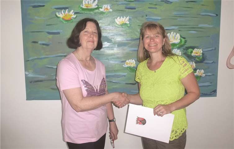 V.l. Gabriele Adendorf wurde durch Doris Jörgler zum 40-jährigen Dienstjubiläum mit einer Urkunde geehrt.