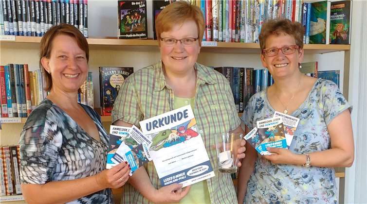 V.l. Gaby Heugen-Ecker, Büchereileiterin, Karin Berens, Buchhandlung Berens, als „Losfee“ und Helga Kaul, stellvertretende Büchereileiterin. privat
