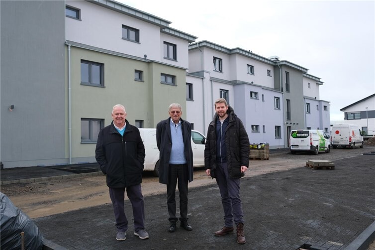 V.l.: Gemeinsam mit Rudi Nettekoven und Heiner Dieroff von der FN Projekt GmbH aus Bornheim, die bereits die benachbarten Märkte gebaut hat, besichtigte Bürgermeister Tobias Leuning die Baustelle. Foto: Gemeinde Swisttal