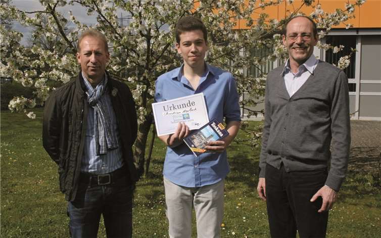 V.l.: Geografielehrer Harald Reif, Schulsieger Christian Morbach, Schulleiter Rolf Neumann.privat