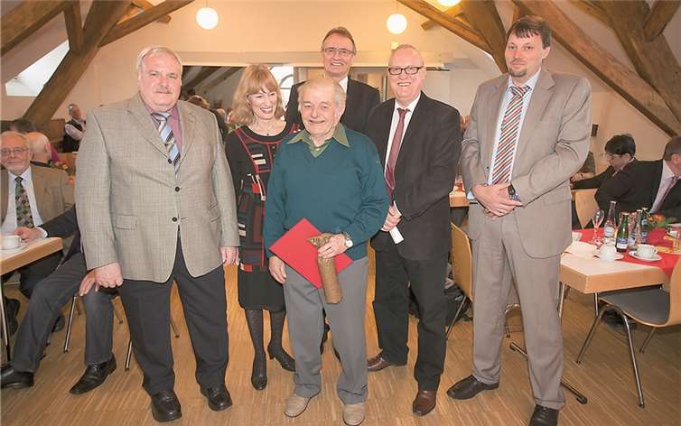 V.l.: Gerd Krämer, Cecile Kroppach, Jubilar Wolfgang Ziegler, Rainer Kaul, Fredi Winter und Guido Kern.WT