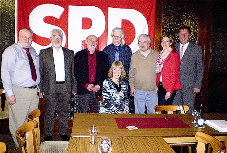 V.l.: Gerd Krämer (Kassierer), Hans-Peter Hümmerich (Beisitzer), Stephan Schmidt (2. Vorsitztender), Ralf Falatik (Schriftführer), Johann Fußwinkel (stellv. Kassierer), Sabine Bätzing-Lichtenthäler (MdB), Horst Rasbach (Bürgermeister der VG Dierdorf) und sitzend Cecile Kroppach (1. Vorsitzende).privat