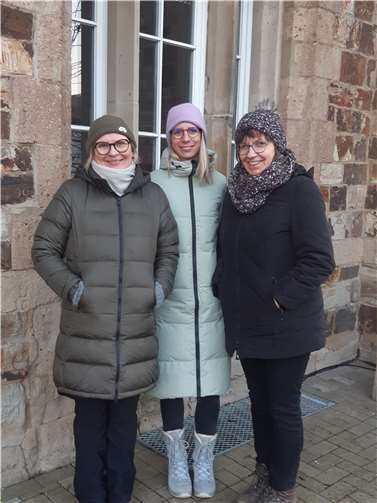 V.l.: Gerne kommen Ute Remshagen, Julia Hoffmann und Ingrid Neubusch mit den Menschen ins Gespräch. Foto: Caritas