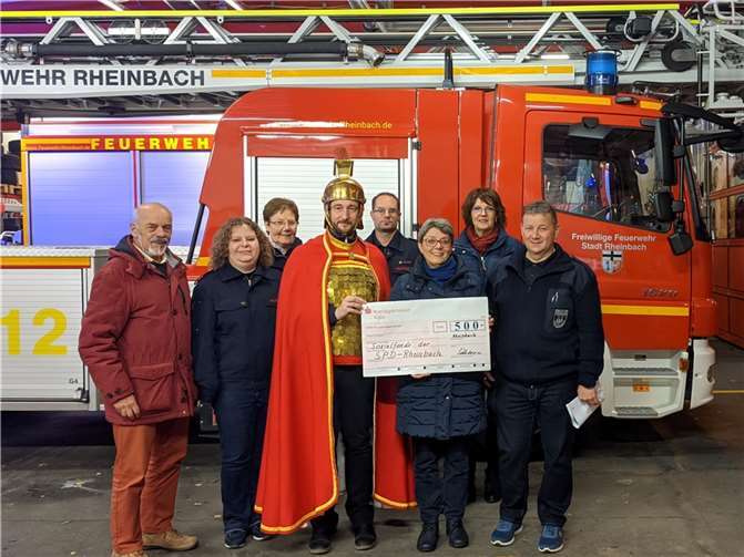 V.l.: Gert-Uwe Geerdts, Regina Esser, Brigitte Thiele-Schledorn, Jürgen Esser als Sankt Martin, Thomas Knoch, Corinna Schulze-Quabis, Martina Koch, Thomas Gundlach.Foto: privat