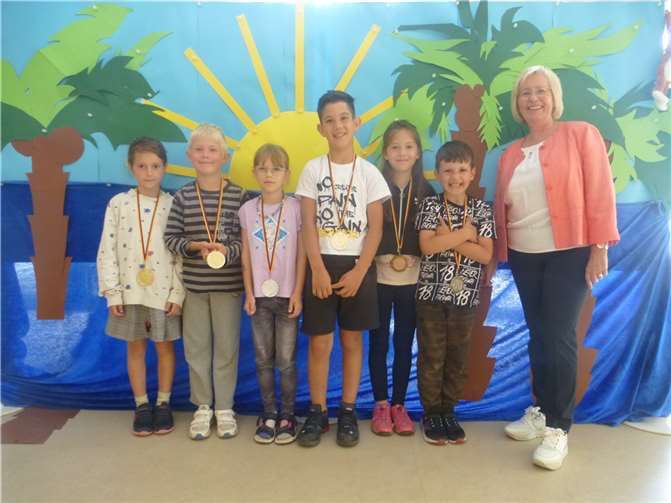 V.l.: Goldmedaille Mariia Sarazhynska (Klasse 2), Goldmedaille Julian Nowack (Klasse2), Silbermedaille Lorena Bucholz (Klasse2), Silbermedaille Hakan Citir (Klasse 2), Bronzemedaille Chléo Lou Deutz (Klasse 2), Bronzemedaille Anesti Kopaci (Klasse2), Frau Schmidt von der Sparkasse Neuwied.  Foto: privat