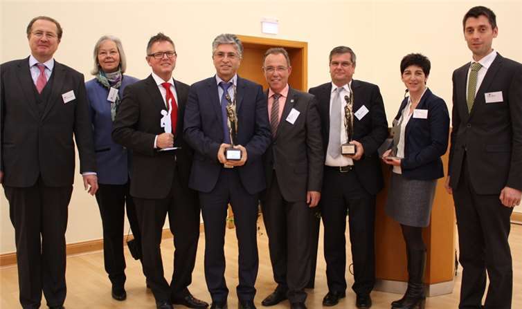 V.l.: Graf und Gräfin zu Eltz (Gräflich Eltzsche Kastellanei, Burg Eltz ), Stefan Jungk (JUWÖ POROTON- Werke Ernst Jungk & Sohn GmbH), Saeid Fasihi (Fasihi GmbH), Wilfried Noll (Wirtschaftsfördergesellschaft Westerwaldkreis), Thomas Sapper (DFH Deutsche Fertighaus-Holding AG), Sabine Zahnen und Peter Wirtz (Zahnen Technik GmbH). Foto: IHK Koblenz