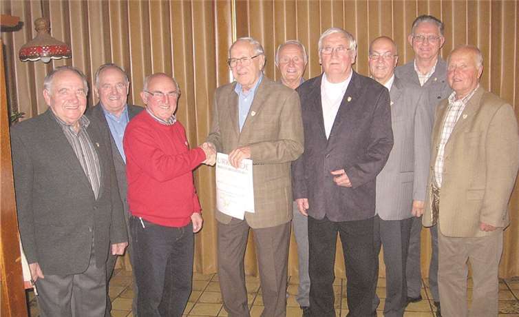V.l.: Günter Dott, Erwin Dott, TTVR-Seniorenwart Gottfried Brubach, Wilhelm Lambrich, Horst Peine, Klaus Zimmermann, Josef Link, Rolf von der Lippe und Günter Peine bei der Übergabe der Siegernadeln. privat