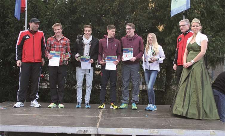 (V.l.) Guido Mombauer, die fast-“Weltrekordler“ Teletubbies, Dieter Zimmermann, Vorstandsvorsitzender des Hauptsponsors Kreissparkasse Ahrweiler und die Brunnenkönigin Anne.  TER