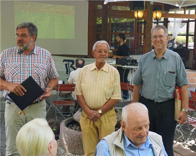 (V.l.) H.-J. Unger. Herr Sudhaus, Ernst Wendlands bei der Ehrung. privat