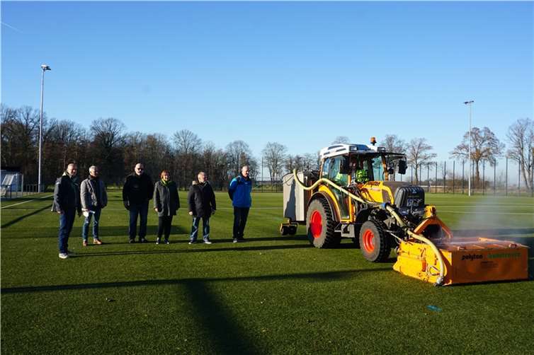 V.l. Hans-Joachim Schaefer von Polytan, Udo Müllenborn vom Gebäudemanagement der Gemeinde Swisttal, der Vorsitzende des Gemeindesportverbands Swisttal Klaus Jansen, Bürgermeisterin Petra Kalkbrenner, der Vorsitzende des SV Swisttal Hansjörg Fabry und der Vorsitzende des SV Hertha Buschhoven Werner Neffgen besichtigen den Kunstrasenplatz auf der Gemeinschaftssportanlage Buschhoven-Morenhoven, wo derzeit eine Reinigung des Kunstrasenplatzes erfolgt.Foto: privat