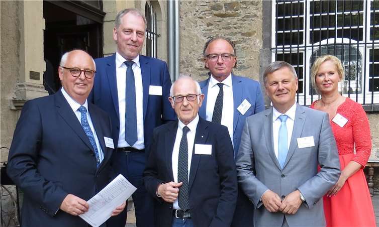 (V.l.).: Hans-Jörg Assenmacher, Vorsitzender der Initiative Region Koblenz-Mittelrhein e.V., Michael Becher, neuer stellv. Vorsitzender der Initiative Region Koblenz-Mittelrhein e.V., Werner Schmitt, scheidender stellv. Vorsitzender der Initiative Region Koblenz-Mittelrhein e.V., Achim Hütten, Vorsitzender des Beirats der Initiative Region Koblenz-Mittelrhein e.V. und Oberbürgermeister der Stadt Andernach, Dr. Ulrich Kleemann, stellv. Vorsitzender der Initiative Region Koblenz-Mittelrhein e.V. und Präsident der Struktur- und Genehmigungsdirektion (SGD) Nord, Sandra Hansen-Spurzem, Geschäftsführerin der Initiative Region Koblenz-Mittelrhein e.V.. Foto: Initiative Region Koblenz-Mittelrhein e. V.