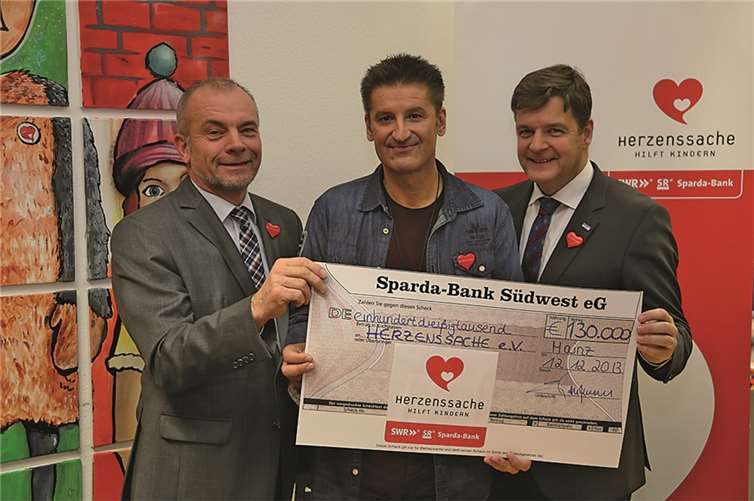 V.l.: Hans-Jürgen Lüchtenborg (Vorstandsvorsitzender Sparda-Bank Südwest und Vorstandsmitglied Herzenssache, Harmut Engler (Schirmherr von Herzenssache und Sänger der Band PUR), Andreas Manthe (Leiter Abteilung Unternehmenskommunikation Sparda-Bank Südwest). Torsten Zimmermann.