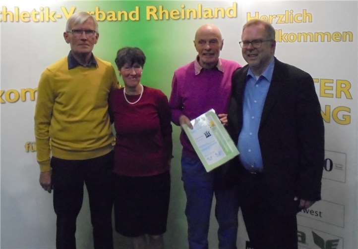 V.l. Hans Meyer, Elisabeth Meyer und Wolfgang Kownatka mit Verbandspräsident Klaus Lotz.Foto: privat