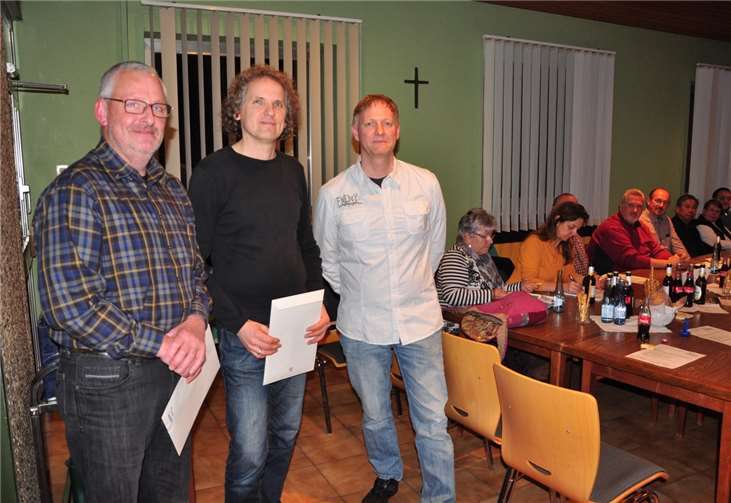 V.l.: Hans-Peter Horz und Harald Anzion, Versammlungsleiter Marcel Weidenfeller.Foto: Peter Fasel